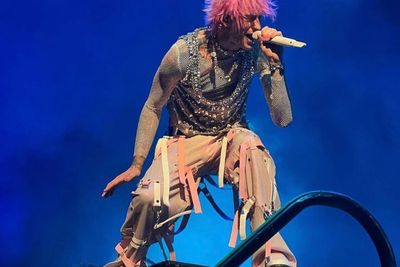 Machine Gun Kelly Berdarah Saat Gelar Konser Mainstream Sellout Tour , Sudah Kayak Debus!