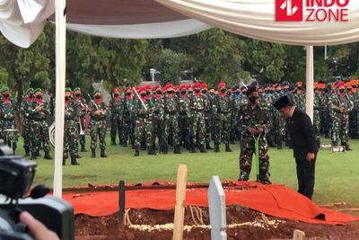 Proses Pemakaman Menpan RB Tjahjo Kumolo Diiringi Tembakan Salvo