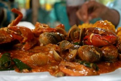 Wadaw! Makan Seafood Ekstrem, Semua Ditumpahkan Jadi Satu Meja