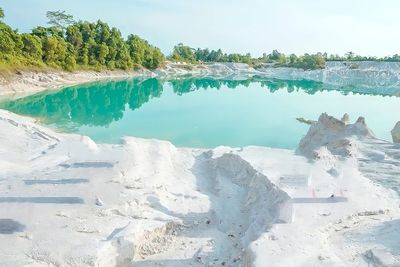 Bagai Berselimut Salju, Danau Cantik Ini Dulunya Kubangan Tambang Timah