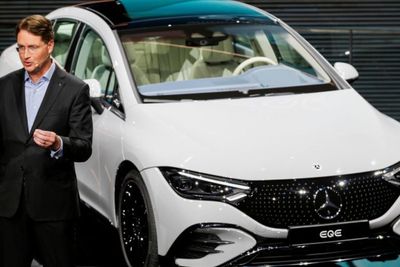 CEO Mercedes Prediksi Krisis Chip akan Berlanjut hingga 2023