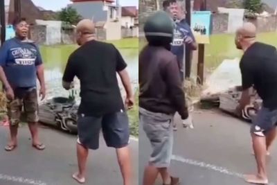 Heboh, Dua Bapak-Bapak Berkelahi di Tengah Jalan, Yang Satu Kepala Dingin Satunya Lagi...
