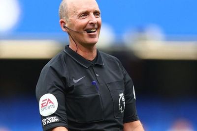 Pensiun dari Wasit Utama Liga Premier Inggris, Mike Dean Beralih ke Ofisial VAR