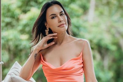 Bikin Kepincut! Intip Gaya Sophia Latjuba Pakai Dress Peach Mewah Duduk di Ayunan