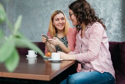 Cara Menjadi Orang yang Pandai Berbicara untuk Kamu Si Introvert