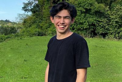 5 Potret Andrew Kalaweit, Si Tampan dan Pemberani yang Dijuluki Tarzan Kalimantan