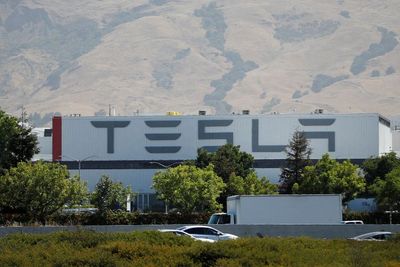 Tesla Umumkan Pengiriman Mobil Listrik Menurun Akibat Lockdown di China