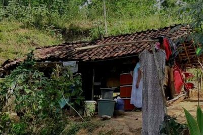Ironi! Satu Keluarga di Pacitan Tinggal Kandang Kambing, Makan Nasi Saja Tak Mampu