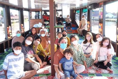 5 Potret Ussy Boyong Anak-anak Andhika Pratama ke Kampung Mantan Suami, Akrab!