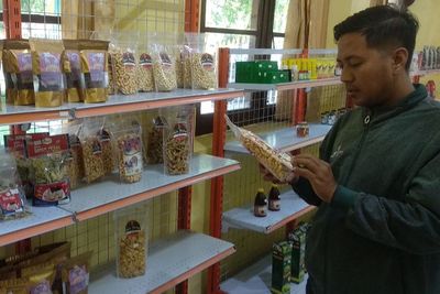 Bukan Mall Sembarangan! Tempat Ini Surganya Berburu Oleh-oleh Khas Madura