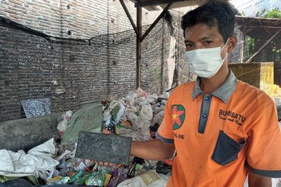 Warga Boyolali Ubah Sampah Plastik Jadi Batu Cantik Sampai Dilirik Presiden Jerman!