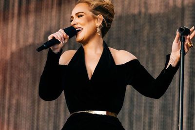 Big Respect! Adele Hentikan Konser Sejenak Demi Bantu Fans dari Desakan Penonton