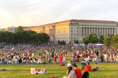 Pesta Kembang Api, Ribuan Orang Membawa Benda Ini ke National Mall Amerika