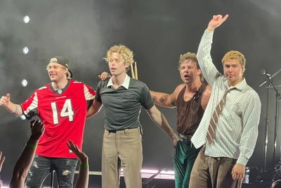 Ashton Pulih, 5SOS Kejutkan Penggemar dengan Tampil di Macy s Fireworks