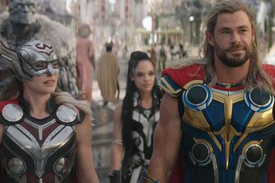 Review Thor: Love and Thunder : Komedi Romantis Dewa Petir yang Kehilangan Energi