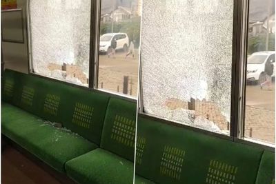 KRL Jabodetabek Dilempari Batu, Jendela Pecah hingga Lukai Penumpang