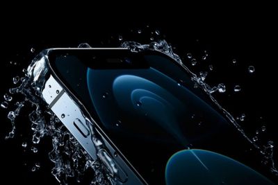 Apple buat Layar iPhone Optimal meski Dipakai Ngetik di Dalam Air dan Hujan