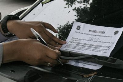 10 Mobil Parkir Liar di Senopati Jakarta Langsung Diderek, Ada Juga yang Ditilang