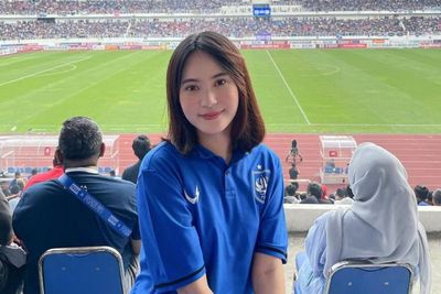 Kekasih Alfeandra Dewangga Pamer Cincin Tunangan saat Nonton Langsung PSIS: Gemes Banget!