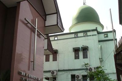 Indahnya Toleransi! Di Kota Ini Masjid dan Gereja Satu Tembok dan Satu Alamat