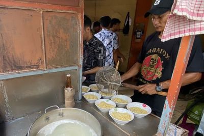 Bakmi Roxy di Cabang Ini Habiskan 50 Kg Mie Sehari, Ayam Cincangnya Gurih Asin Nikmat!