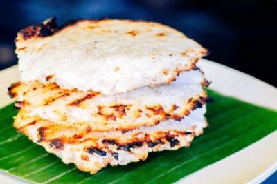 Masak Kue Jadul Ini Enggak Boleh Sembarangan, Harus Pakai Kayu Bakar Khusus! Kenapa?