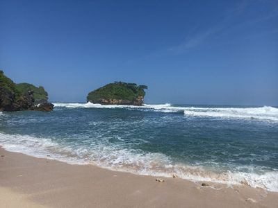 Menikmati Pantai Watu Karung, Punya Ombak Kelas Dunia Jadi Cover Majalah Waves