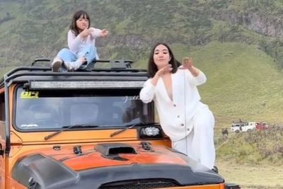 Baju Gisel dan Gempi Goyang TikTok di Bromo Bikin Salfok, Cakep Banget 