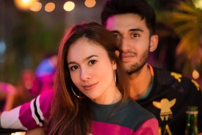 Intip Gaya Wulan Guritno Pamer Kemesraan dengan Sabda Ahessa