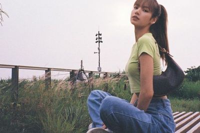 16 Inspirasi Padu Padan Crop Top ala Lisa BLACKPINK, Cute Hingga Swag!