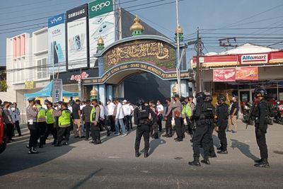 FOTO: Polisi Kepung Ponpes Shiddiqiyyah, Jemput Paksa Anak Kiai Jombang DPO Pencabulan