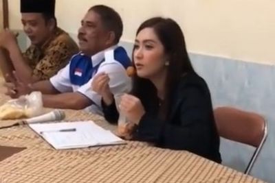 Pesona Nafa Urbach Makan Cilok Sambil Bengong Disorot: Cantiknya ke Mana-mana