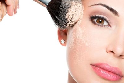 5 Jenis Bedak dan Perbedaan Diantaranya, Jangan Salah Pilih!