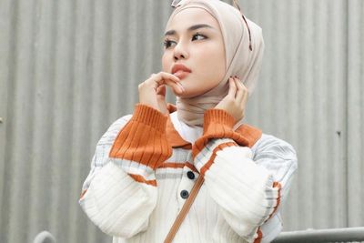 Keluar dari Kejari Jaksel, Medina Zein Pakai Rompi Tahanan