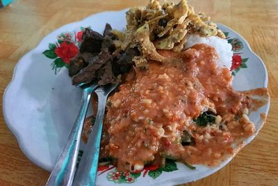 Nasi Pecel Bu Parti, Menu Pembuka Hari di Magetan: Porsi Jumbo Cuma Rp5 Ribu!