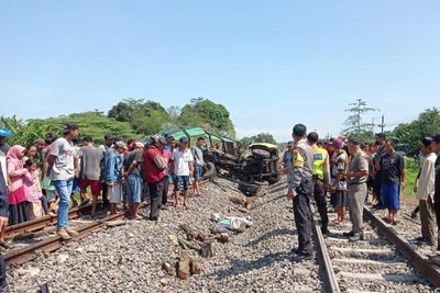 Mengerikan! Kecelakaan Maut Kereta Api dan Truk, 1 Orang Tewas 2 Lainnya Luka-luka