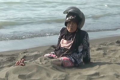 Berendam di Laut dan Pasir Pantai Ini Dipercaya Bisa Sembuhkan Penyakit, Benarkah?