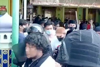 Massa Penghalang Penjemputan Anak Kiai Jombang yang Dibawa Polisi, Jumlahnya 3 Truk!