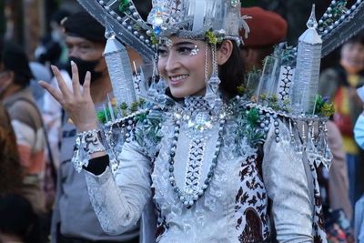 VIDEO: Ribuan Warga Solo Terpukau Cantiknya 15 Putri Indonesia dalam Kirab Budaya G20