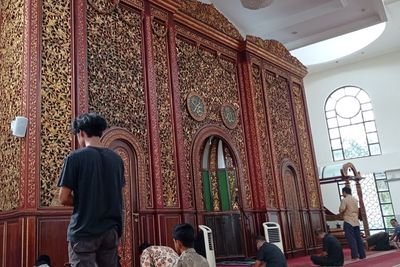 Bangunan Luarnya Biasa Saja, Siapa Sangka Masjid Ini Punya Gebyok Raksasa Berukir Cantik