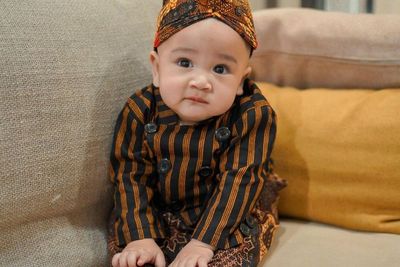 Rayyanza Kalem Pakai Baju Adat Jawa dan Blangkon, Mas Cipung Gemesin