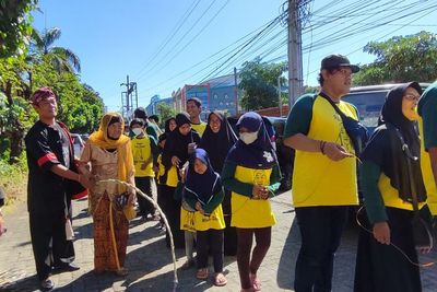 Bikin Heboh! Nenek di Ponorogo Bawa Pecut dan Menggiring 26 Cucunya ke Pasar, Ngapain?