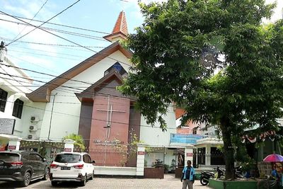 Indahnya Toleransi, Gereja Ini Tiadakan Kebaktian Siapkan Halaman Gereja untuk Salat Id