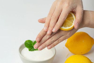 5 DIY Scrub Alami Kulit Buat Luluran Cantik di Rumah