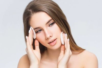 4 Tutorial Pakai Compact Powder agar Hasilnya Gak Belang, Mudah Banget!