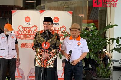 Anies Sumbang 2 Ekor Sapi Kurban Seberat 2 Ton ke DPP PKS