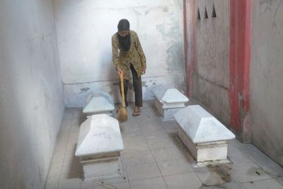 Merinding! Ada Lima Makam Misterius di Dalam Rumah Nenek Ini, Kuburan Siapakah Itu?