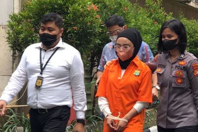 Potret Medina Zein Digiring Polisi Pakai Baju Oranye, Tangannya Diikat Bikin Terenyuh