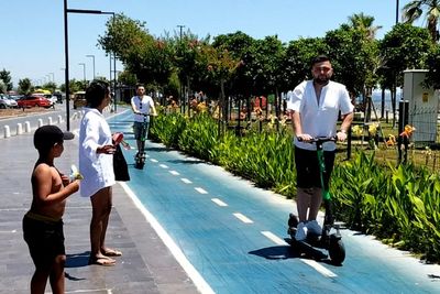 Warga di Kota Ini Hobi Naik Skuter Listrik karena Bisa Bikin Kaya, Serius?