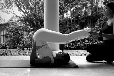 Nia Ramadhani Pamer Foto Pertama Kali Yoga Gaya Ekstrem: Tegang Mukanya!